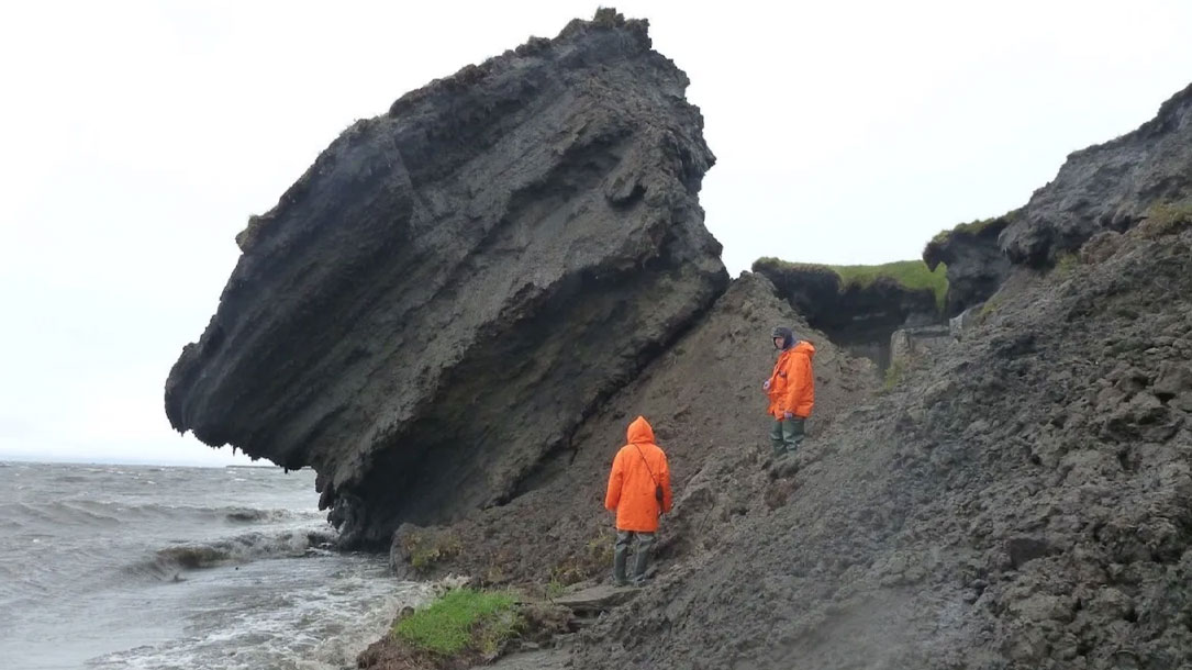 AWI PERMAFROST SCIENTISTS INVESTIGATE THE ERODING COASTLINE AT THE SIBERIAN ISLAND SOBO SISE